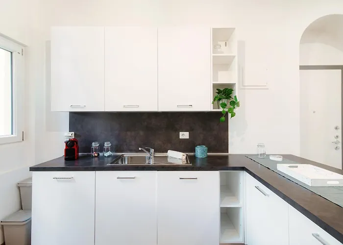 Sandy - By Myhomeincomo