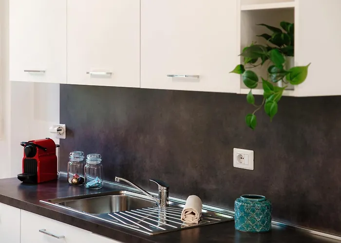 Sandy - By Myhomeincomo