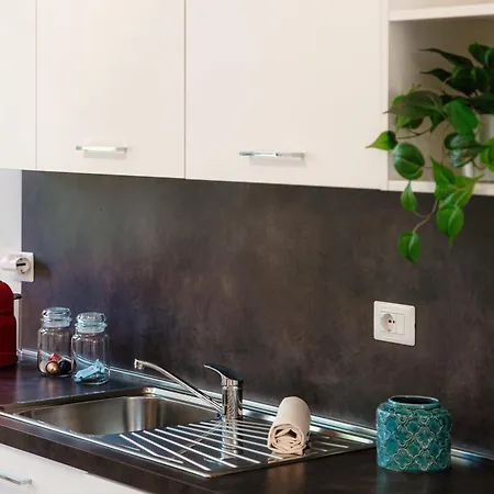 Sandy - By Myhomeincomo